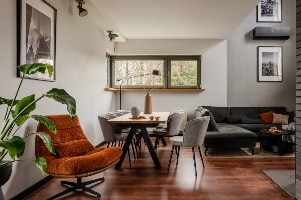 Industrialny dom – salon z jadalnią, stołem z dębu szczotkowanego i podłogą z cyklinowanego jesionu.